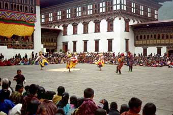 links drei Durdag Tänzer, rechts im Bild zwei Atsara